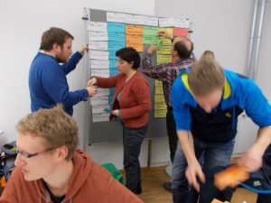 Institut für Fortbildung und Projektmanagement (ifpro) und der fesa e.V. ,Fortbildung „Kommunales Energie- und Klimaschutzmanagement“. TeilnehmerInnen aus kommunalen Verwaltungen, nach erfolgreich absolviertem Studium oder in der beruflichen Umorientierung eignen sich im nächsten halben Jahr das notwenige Fachwissen an, um den Klimaschutz und die Anpassung an den Klimawandel in Ihren Kommunen voranzubringen. Sie bereichern damit das bestehende Klimaschutz-Netzwerk, dass die ca. 60 TeilnehmerInnen aus den fünf bisher durchgeführten Kursen etabliert haben und durch regelmäßigen Austausch pflegen.