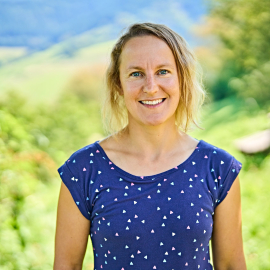 Dr. Bettina Joa