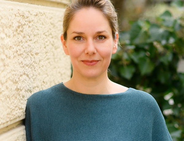 Dr. Julia Hellmann